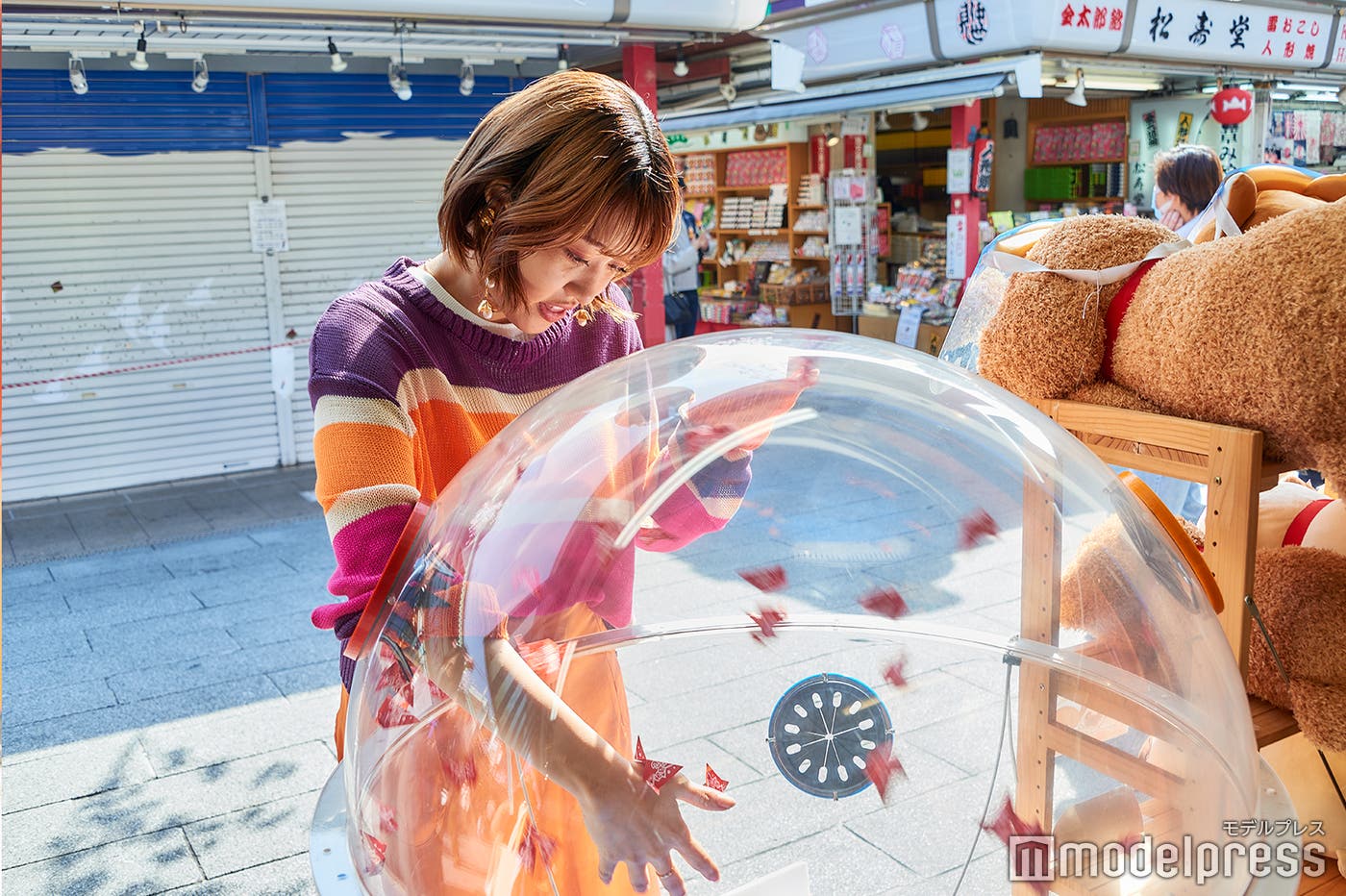 くじ引きに挑戦(C)モデルプレス