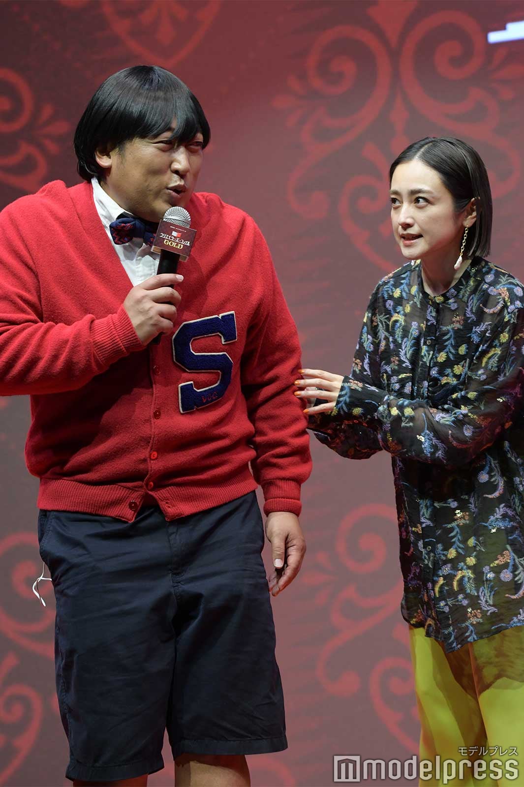 上杉みちくん（秋山竜次）と安達祐実 （C）モデルプレス