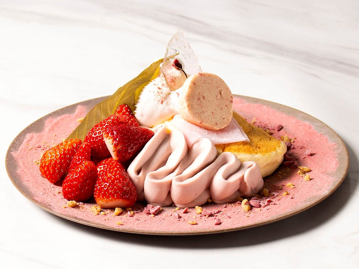 ALL DAY CAFE & DINING “The Blue Bell”「“あまおう”と桜モンブランのパンケーキ」（税込1980円）（提供画像）