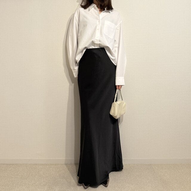 つや感スカートでシックな着こなしも