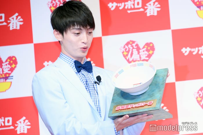 “優勝どんぶり”に驚く玉森裕太(C)モデルプレス