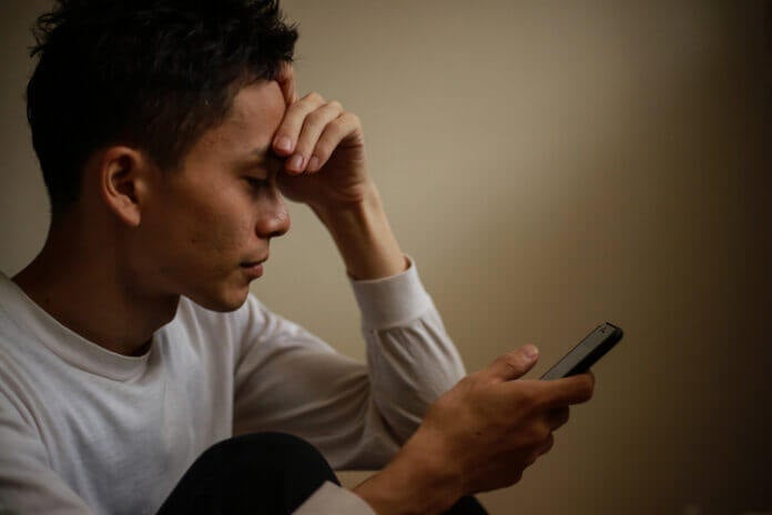 忙しい彼氏には連絡しないほうがいい？ 彼の心理とベストな対処法