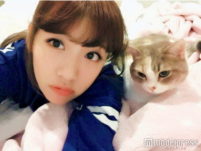 高橋みなみ、にゃーちゃん/「写りな、写りな」より(画像提供:光文社)