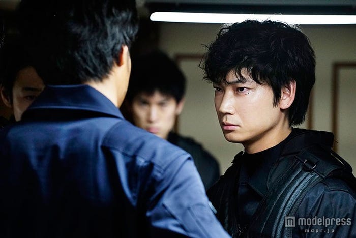 綾野剛(右)(C)2015「S-最後の警官-THE MOVIE」製作委員会