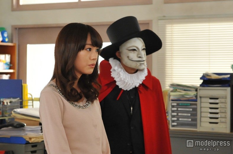 桐谷美玲（左）、明石家さんま（右）／（C）日本テレビ