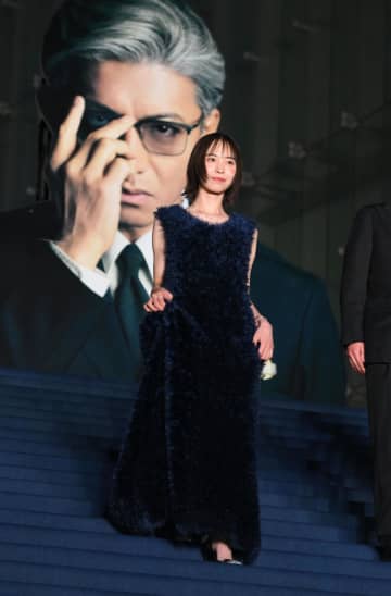 井桁弘恵 美背中ざっくりV字ドレス！寒空で気合のノースリーブ 六本木に降臨の29歳誕生日