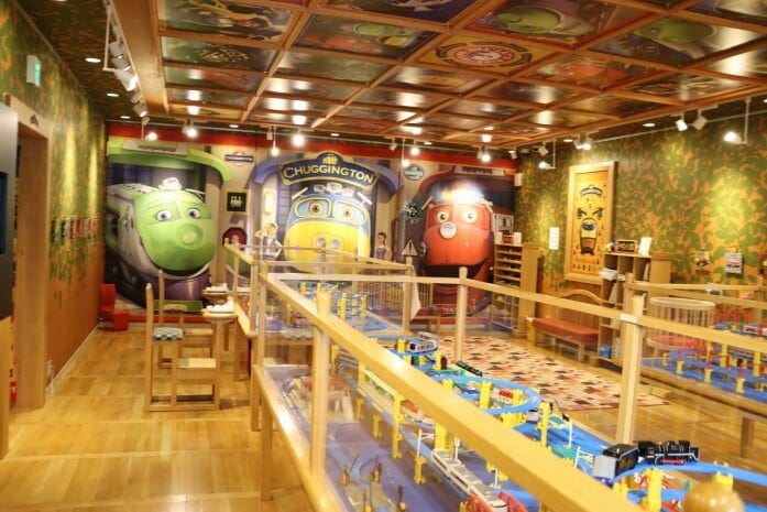 ミュージアム2階ではプラレールの列車が走り回る