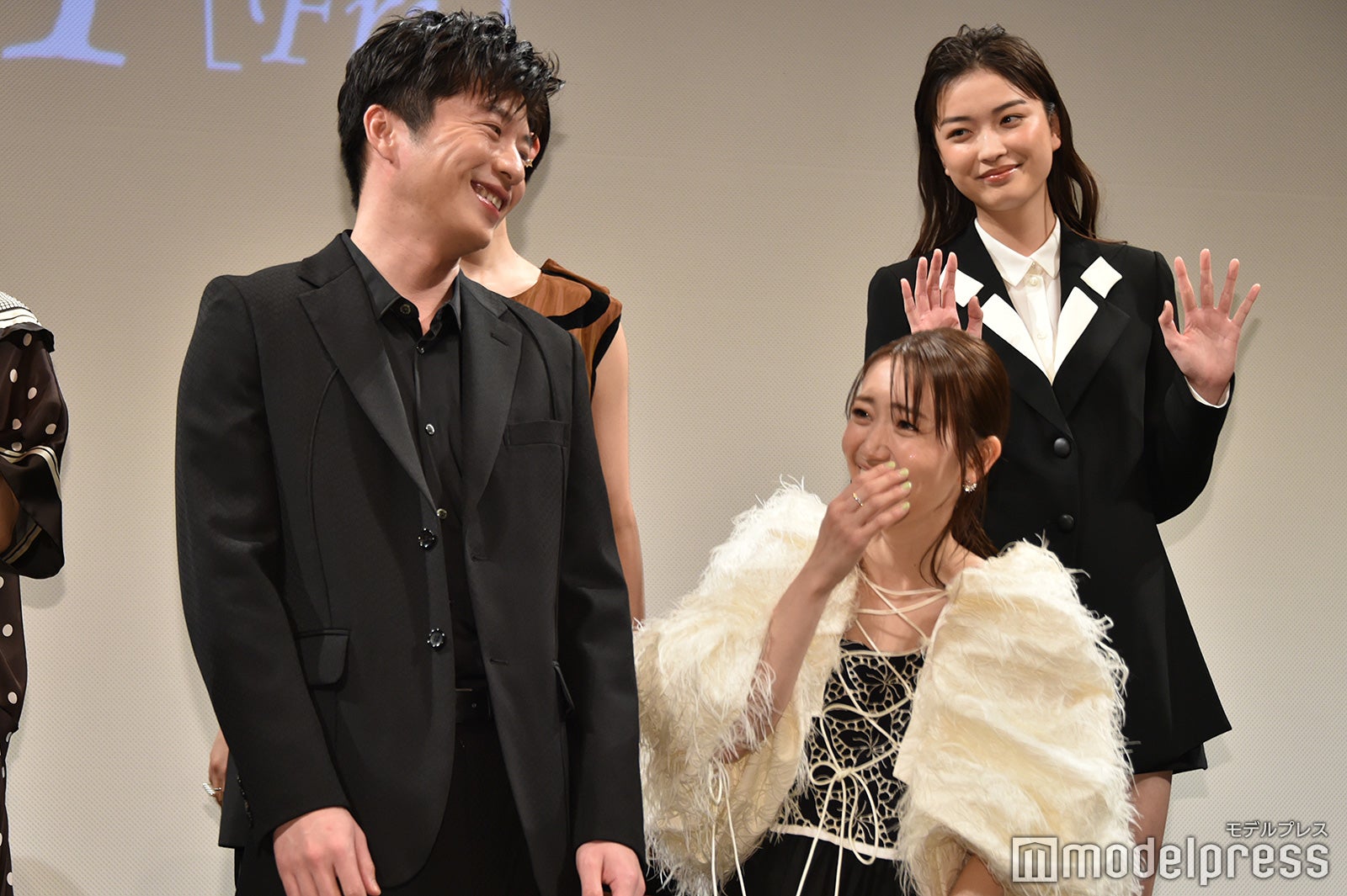 笑うしかない田中圭、崩れ落ちる大島優子（C）モデルプレス