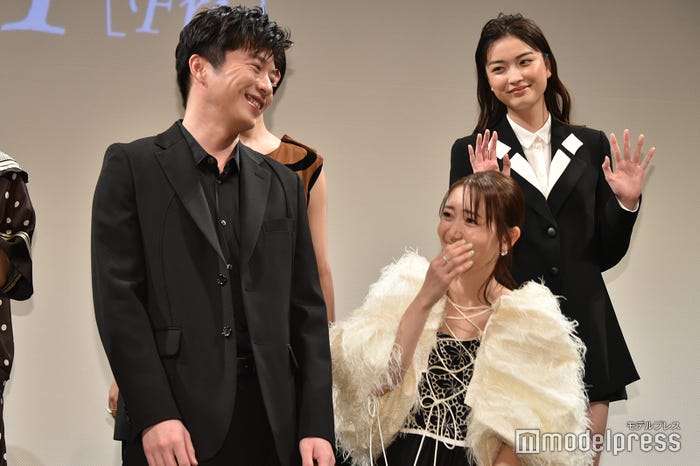 笑うしかない田中圭、崩れ落ちる大島優子(C)モデルプレス