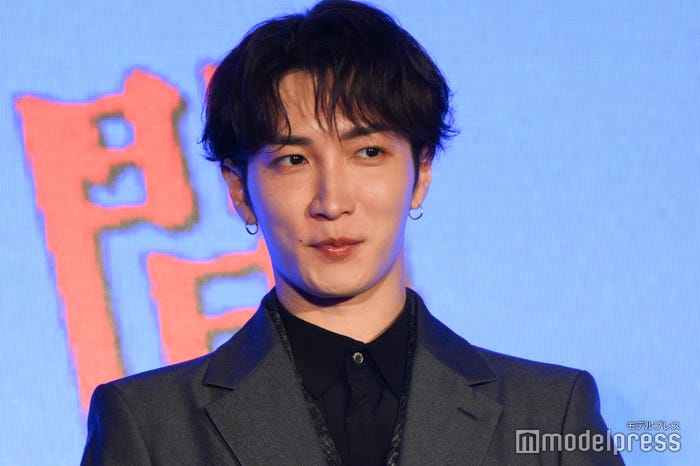 寝坊を金縛りにあったと誤魔化した渡辺翔太(C)モデルプレス