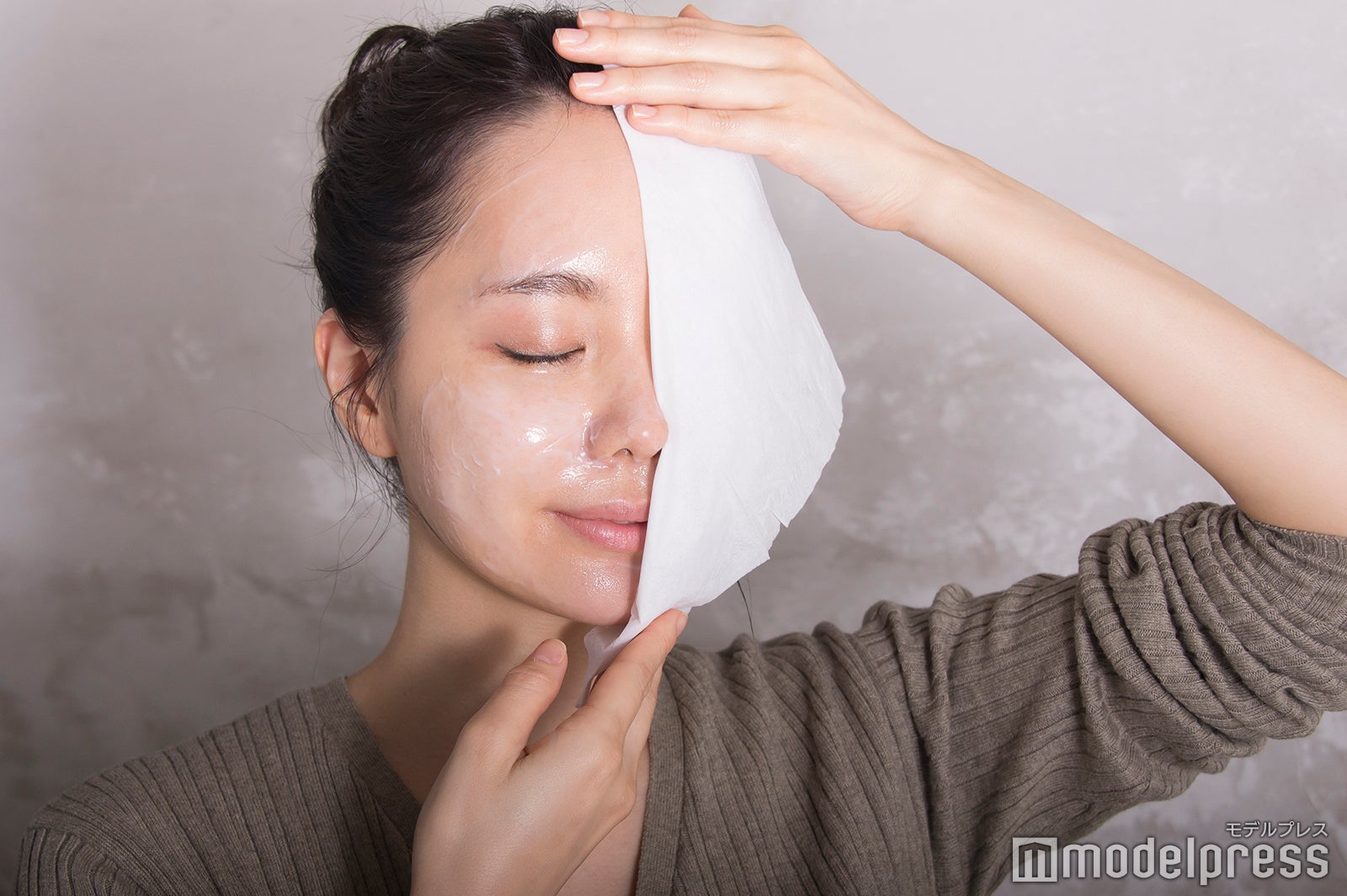 余分なジェルをティッシュでオフ（C）モデルプレス