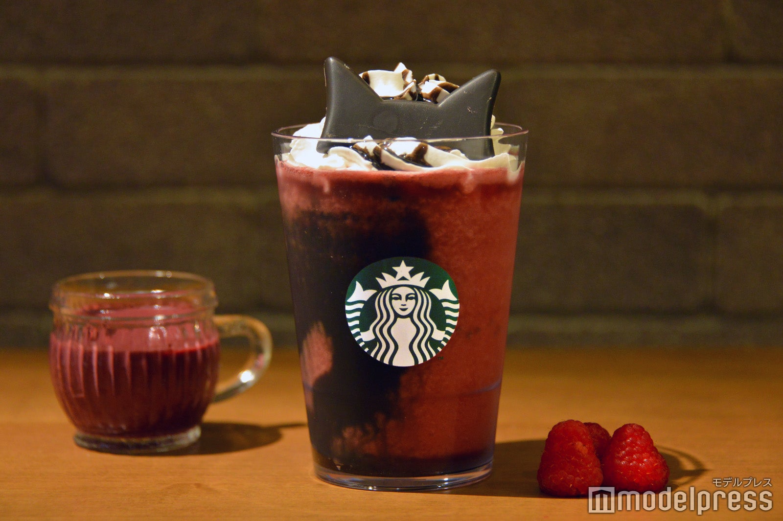 スタバ初のアサイー使用！新作“黒猫フラペ”＆ティー試飲レポ 今秋はフルーティーなミックスベリーの虜