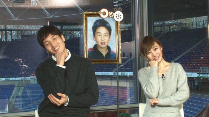 サッカー日本代表 原口元気選手 話題の美人妻と登場 ドイツの自宅テレビ初公開 モデルプレス サッカー日本代表 原口元気選手 話題の美人妻と登場 ドイツの自宅テレビ初公開 モデルプレス