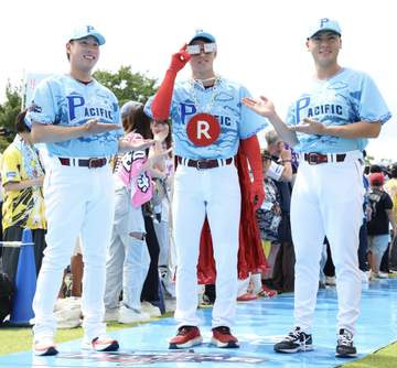楽天・辰己が連日のパフォーマンス！ 「楽天カードマン」の姿で球場入り メガネにマント、ロンググローブ、巨大ネックレスも