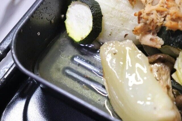 ダイソーの黒のオーブントレーに野菜と油