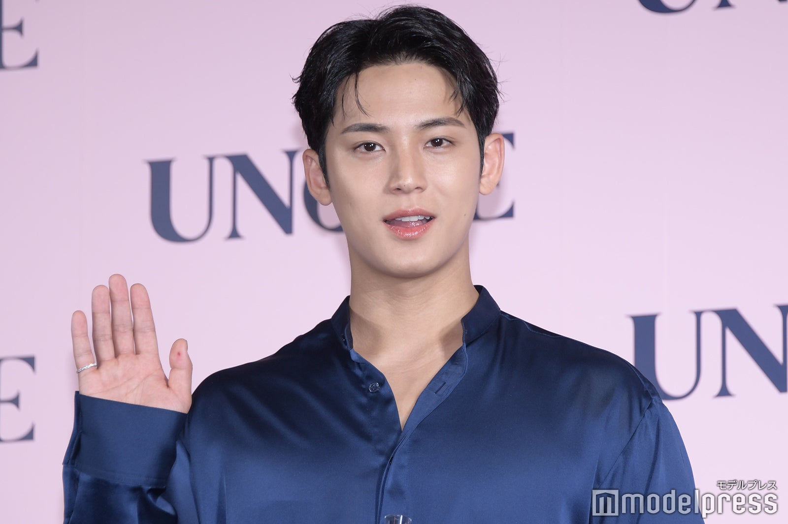 手を振るミンギュ（C）モデルプレス