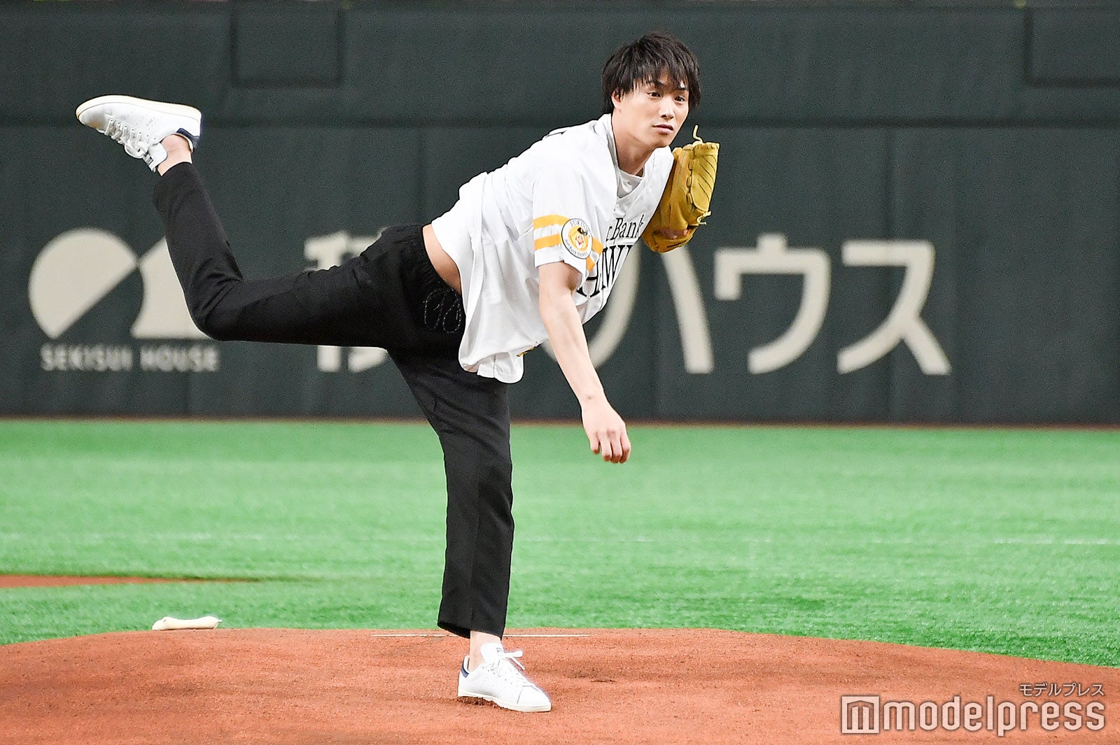 鈴木伸之、初始球式で122キロ剛速球 関口メンディーは「相当すごい」