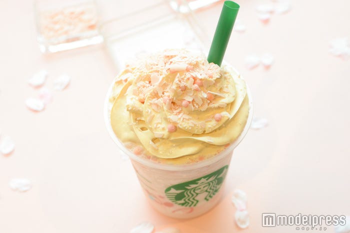 「さくら ブロッサム クリーム フラペチーノ(R) with クリスピースワール」(C)モデルプレス