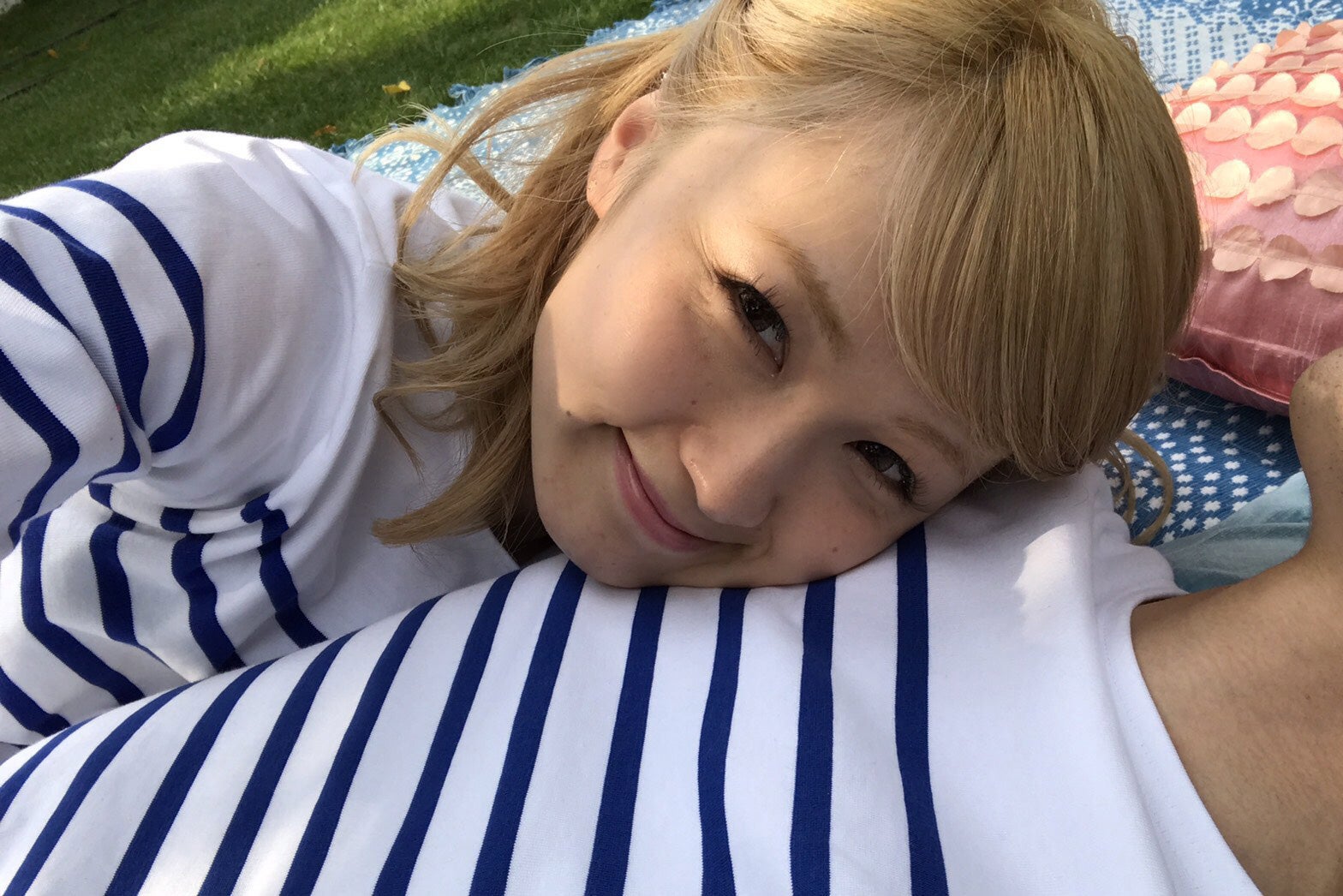 Dream Ami、添い寝デートで「見せたことない表情」 “スマホ撮影”新曲MV解禁