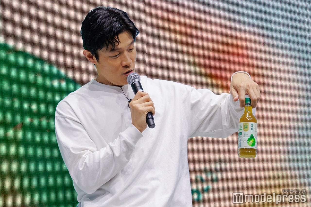 “鈴木持ち”を伝授する鈴木亮平（C）モデルプレス