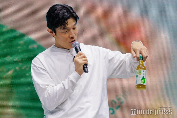 “鈴木持ち”を伝授する鈴木亮平(C)モデルプレス
