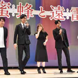 （左から）石川慶監督、松坂桃李、松岡茉優、森崎ウィン、鈴鹿央士 （C）モデルプレス