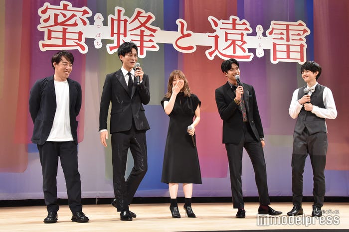 (左から)石川慶監督、松坂桃李、松岡茉優、森崎ウィン、鈴鹿央士 (C)モデルプレス