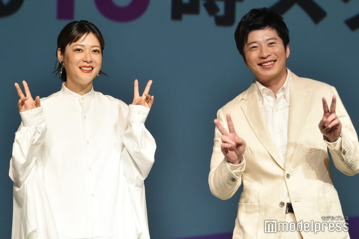 仲良くピースでフォトセッションに応じた上野樹里&田中圭(C)モデルプレス
