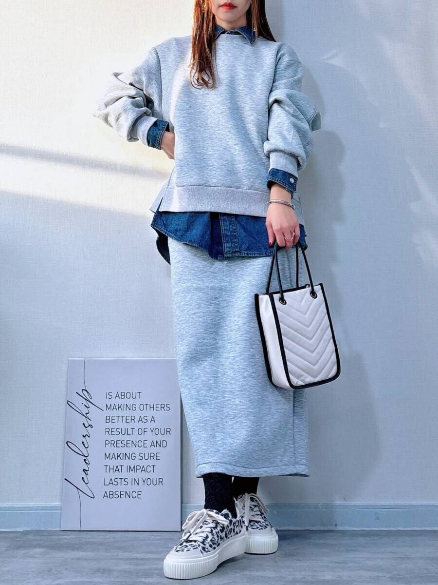 GUパフスウェットセットアップとデニムシャツコーデ