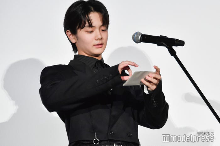 手紙を取り出す齋藤潤(C)モデルプレス