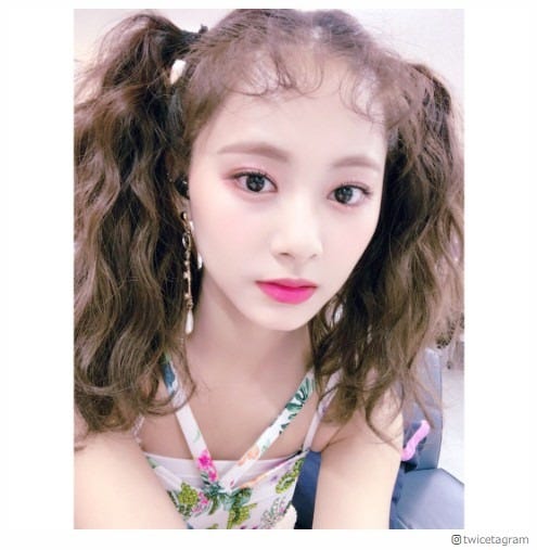 Twiceツウィ 初 ヘアスタイルが可愛すぎ オン眉カーリー前髪 ウェービーツインに注目集まる モデルプレス Twiceツウィ 初 ヘアスタイルが可愛すぎ オン眉カーリー前髪 ウェービーツインに注目集まる モデルプレス