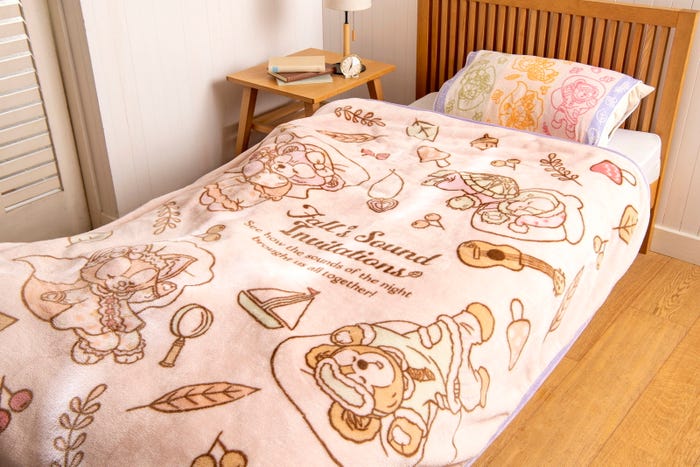 ピローケース2,300円、毛布7,300円(C)Disney