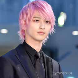 ピンク髪“ユリユリ”で人気急上昇した横浜流星（C）モデルプレス
