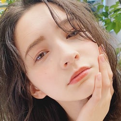 光に当たるとちゅるんと見える、魅惑のグレージュカラー6選 日差しを味方に!