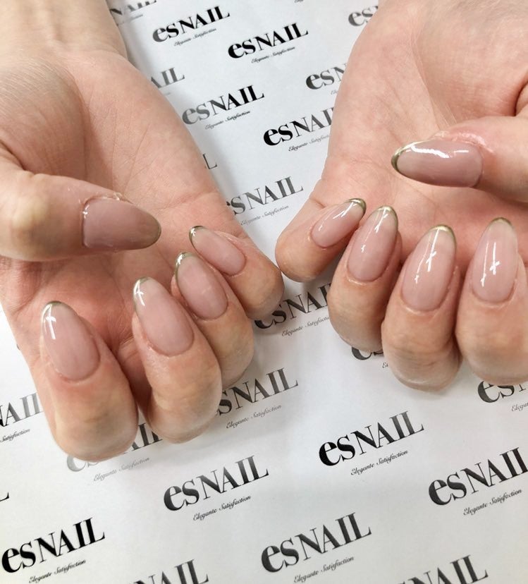 細フレンチをゴールドにしたシンプルデザイン ／画像提供：esNAIL
