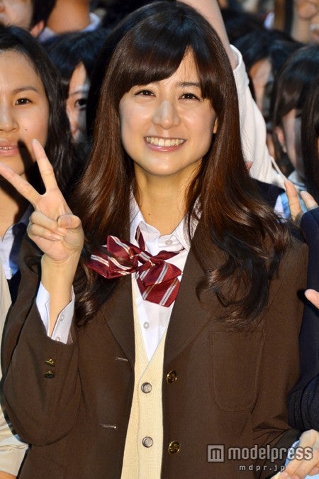 山本美月、岡本杏理がミニスカ制服姿で高校の学園祭にサプライズ登場