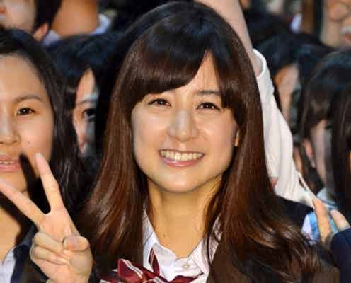 山本美月、岡本杏理がミニスカ制服姿で高校の学園祭にサプライズ登場