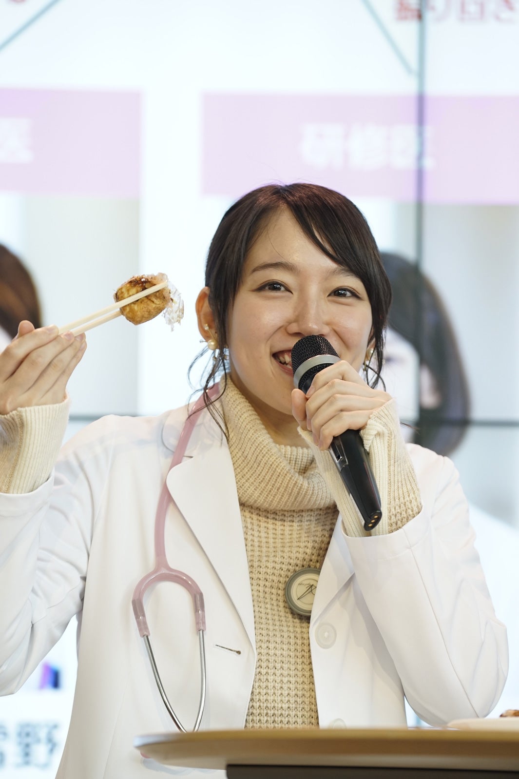 吉岡里帆が涙目 モノマネ＆ムチャブリに奮闘