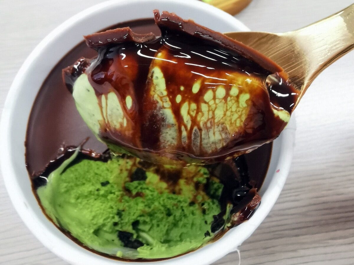 濃厚な抹茶アイスに負けない、ビターなチョコレートとのハーモニーが最高