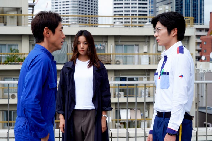 小泉孝太郎、高橋メアリージュン、田中圭「ブラックポストマン」最終話より(C)テレビ東京