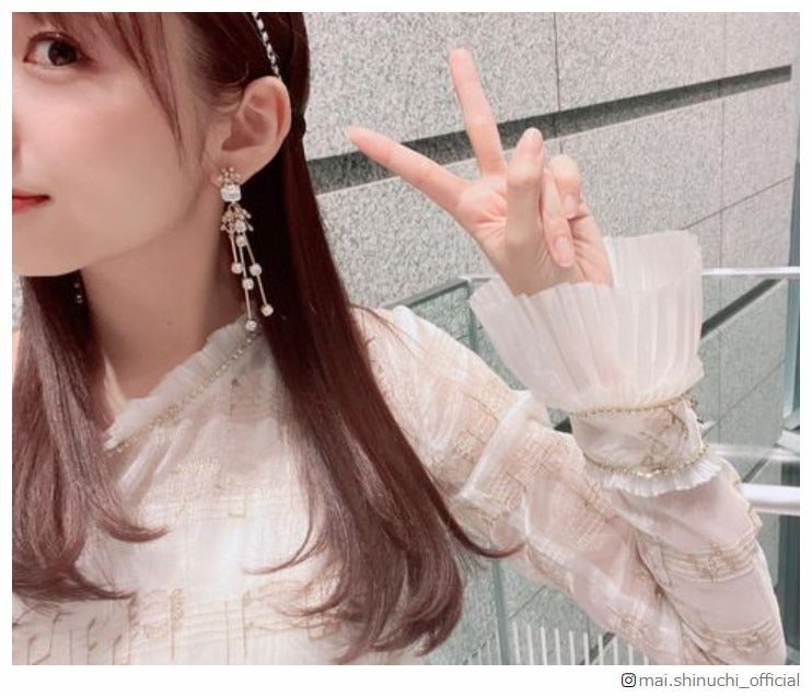 乃木坂46卒業発表の新内眞衣、“純白衣装姿”の同期ショット公開「2期生の絆」「エモい写真」と反響続々