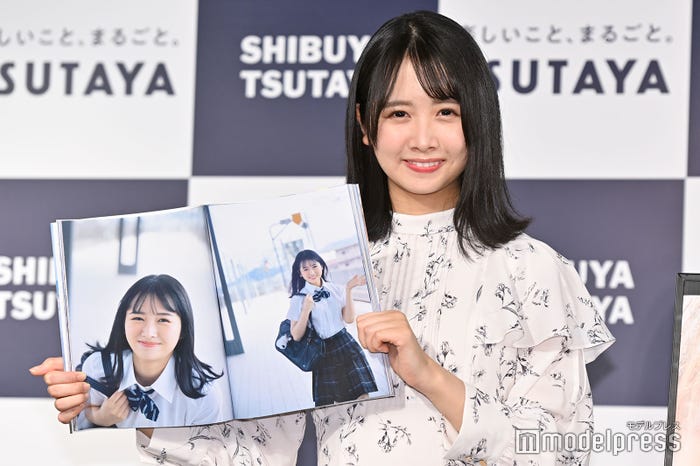 お気に入りカットを見せる上村ひなの(C)モデルプレス