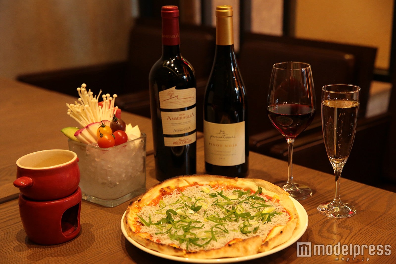産直新鮮野菜のバーニャカウダー700円、静岡産しらすと九条ネギのピッツァ1,300円、ワイン600円～（C）モデルプレス