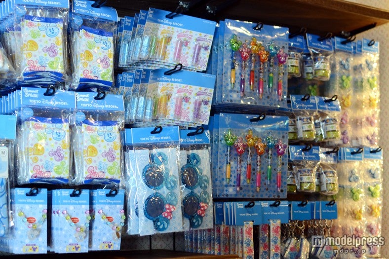 ウォータードロップモチーフのグッズが並ぶ、ファッション用グラス　￥1500