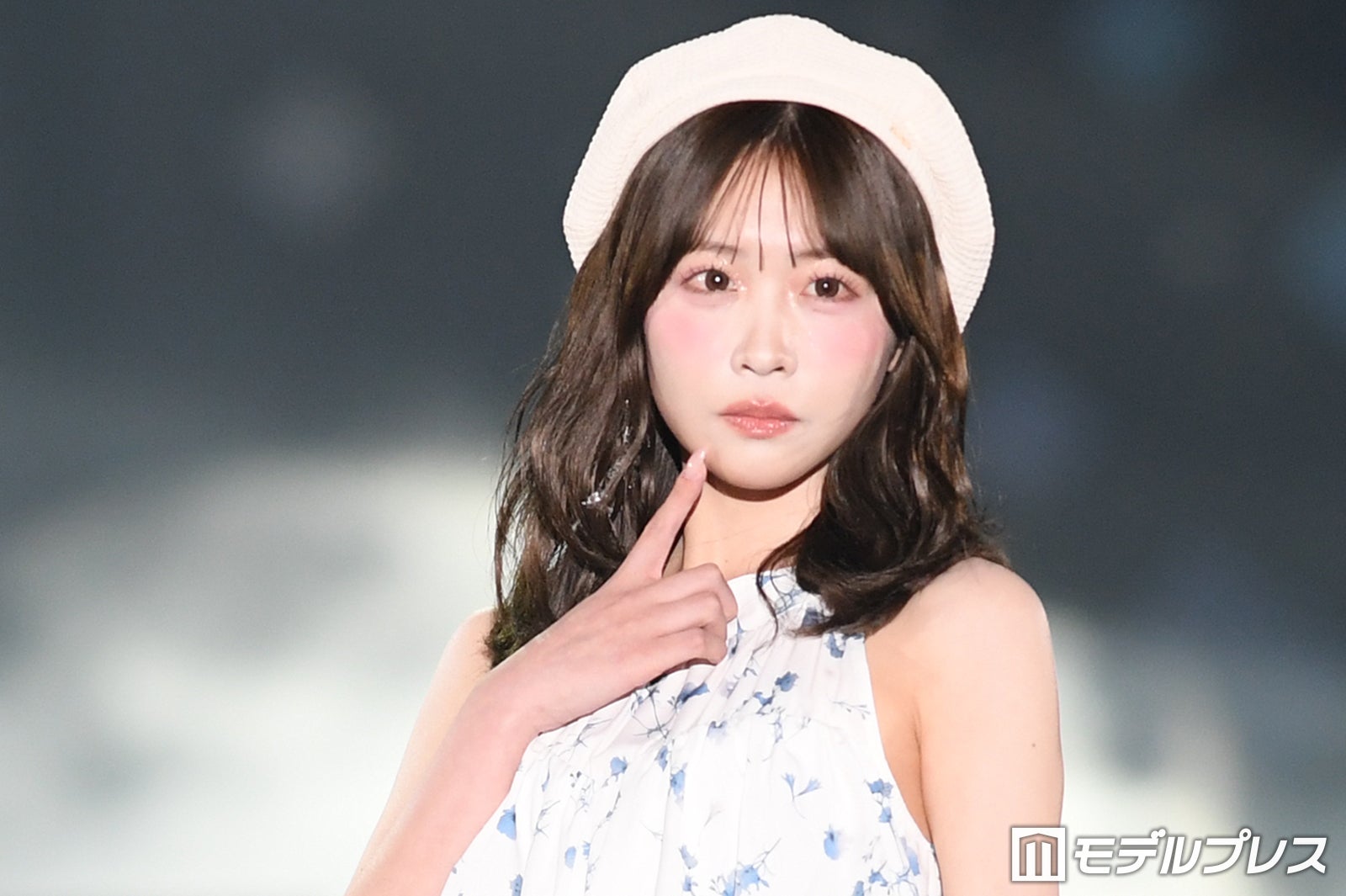FRUITS ZIPPER櫻井優衣、トップバッターで「サツコレ」開幕 ミニ丈×ベレー帽がキュート【サツコレ2026S/S】