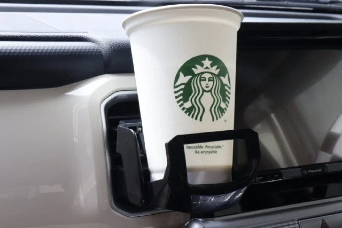 ダイソー　ドリンクホルダー（エアコン吹出し口用）　使用例