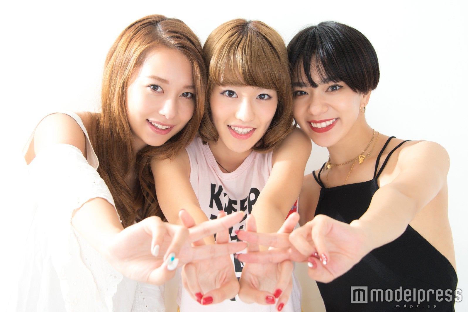 （左から）Niki、越野アンナ、Una （C）モデルプレス