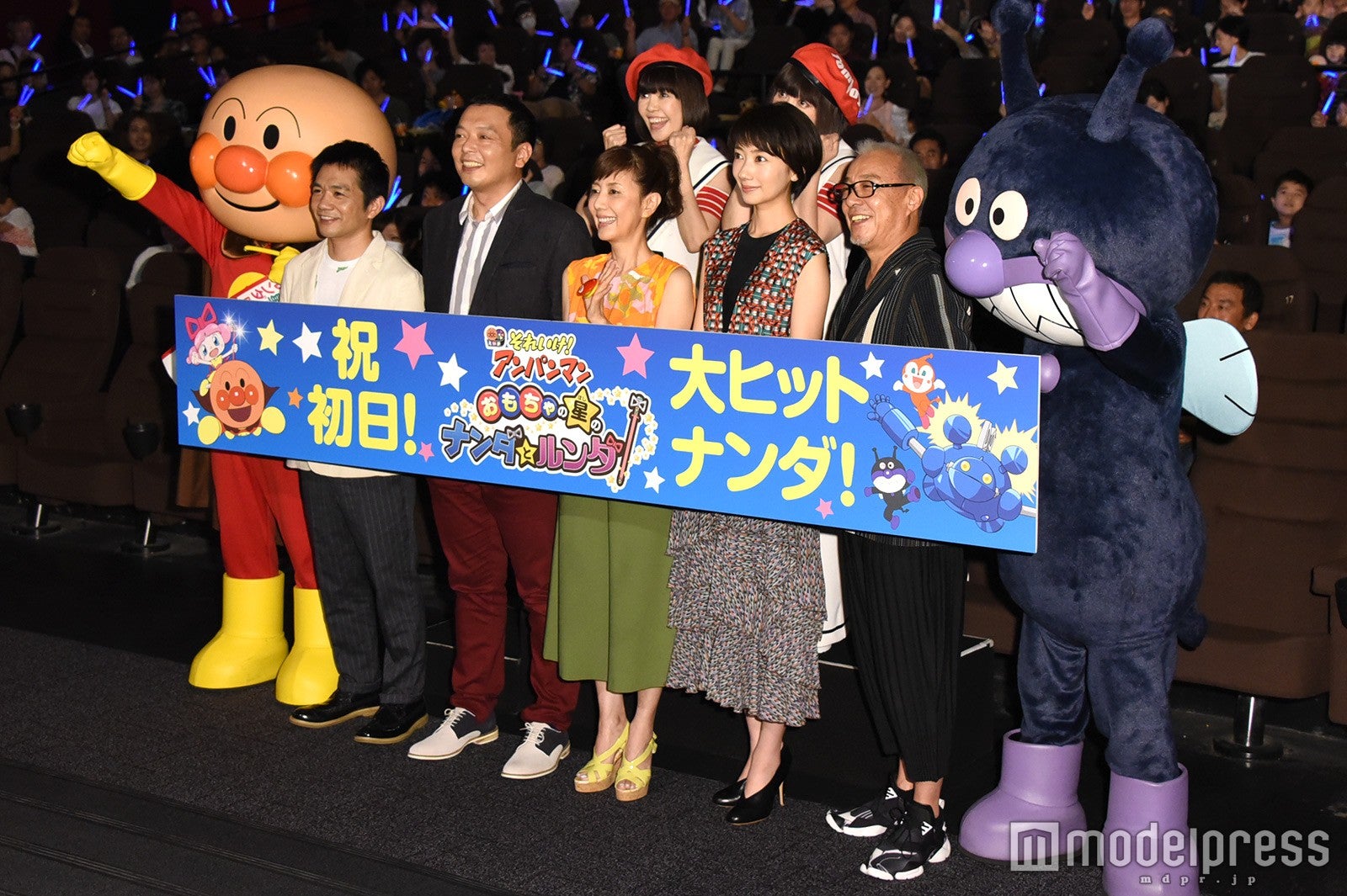 （前列左から）中川剛、中川礼二、戸田恵子、波瑠、中尾隆聖（後列左から）寺田嘉代、寺田千代（C）モデルプレス