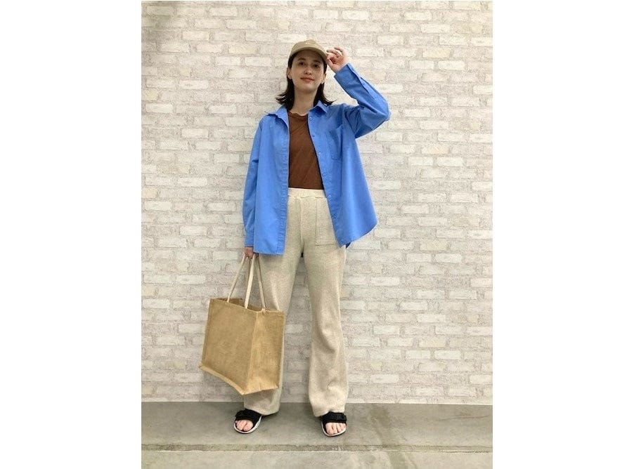 ナチュラルな風合いのジュートバッグは夏にぴったり　出典：WEAR