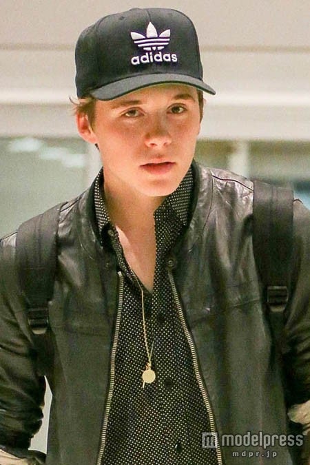 母ヴィクトリアをエスコート　ますますイケメンになっているブルックリン・ベッカム